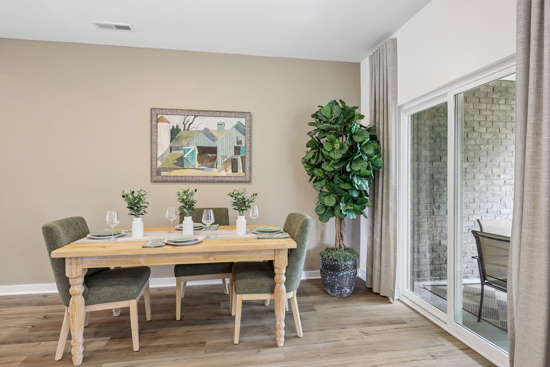 Vinewood Townhomes: dining area beside the patio door