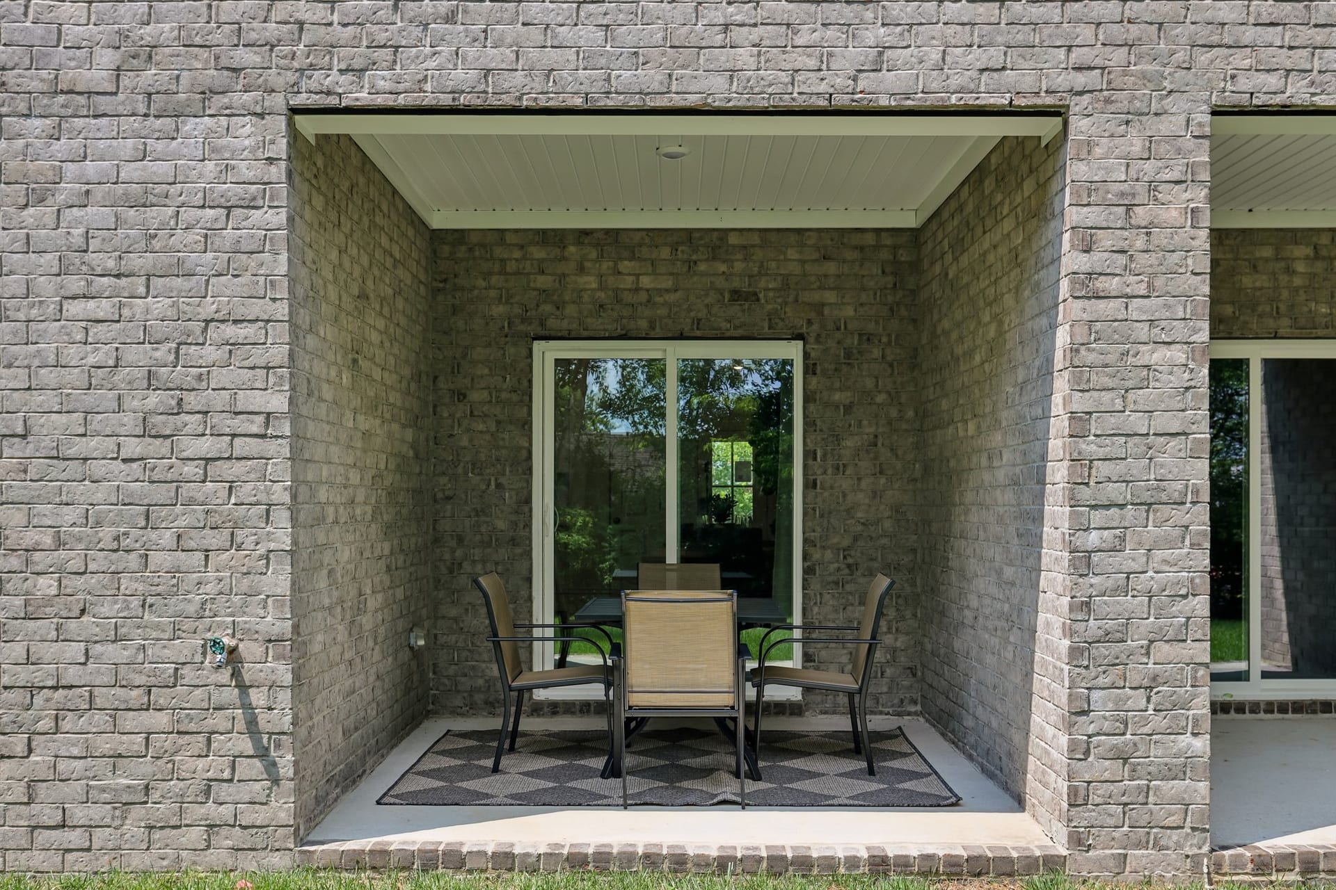 Vinewood Townhomes: private covered patio with a table and chairs